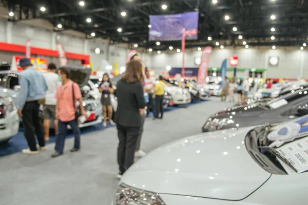 Soyut bulanık defokus arka plan insanların değerlendirmek ve otomobil iş ticari olay sergi salonunda yeni araba arıyor, Tayland.