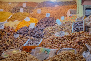 Marakeş, Fas. Mart 12, 2014 : Yerel pazarda bir dükkanda satılık çeşitli kurutulmuş meyve Çeşitleri yığınları.