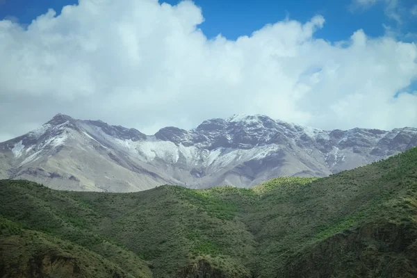 Landschap Uitzicht Besneeuwde Atlas Bergketen Tegen Bewolkt Blauwe Hemel Marokko — Stockfoto