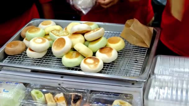 Young Vendors Selling Freshly Baked Custard Bread Customer Bakery Snack — Stock Video