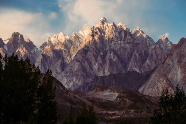 Passu 'da günbatımı güzel sahne. Karakoram aralığında passu konileri Massif Mountain Peak, Gojal Hunza. Bayram Baltistan, Pakistan.