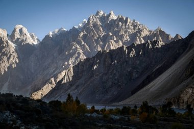 Passu 'da gündoğumu güzel manzara manzara. Güneş ışığı açık mavi gökyüzü, Gojal Hunza karşı Karakoram aralığında passu koni Massif dağ zirve yaktı. Bayram Baltistan, Pakistan.