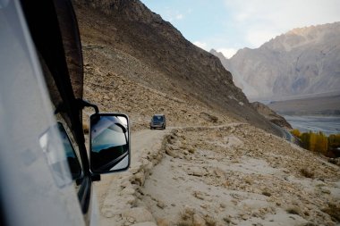 Yerel Pakistanlı insanlar passu, Gojal Hunza Karakoram aralığında dağın kir yolu boyunca off-road araç sürüş. (Istanbul).