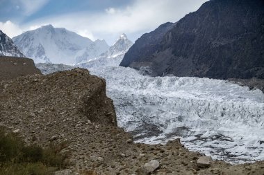 Beyaz passu Glacier 'ın Karakoram aralığında kar kaplı dağlara karşı güzel bir manzara manzarası, sis ve bulutlar, Gojal Hunza. Bayram Baltistan, Pakistan.