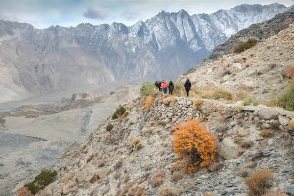 Toeristen Wandelen Langs Wandelweg Midden Van Karakoram Bergketen Passu Gojal — Stockfoto