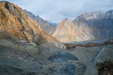Passu buzul, Gojal Vadisi Hunza erir moraine ve buzul gölü yakınında Karakoram dağ zirveleri havadan doğa manzara görünümü. Gilgit Baltistan, Pakistan.