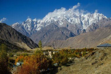 Kar, Nagar Vadisi'nden Karakoram sıradağlarındaki Batura Muztagh'ın bir parçası olan Ultar Sar, Ladyfinger ve Hunza zirvesini kapladı. Gilgit Baltistan, Pakistan.