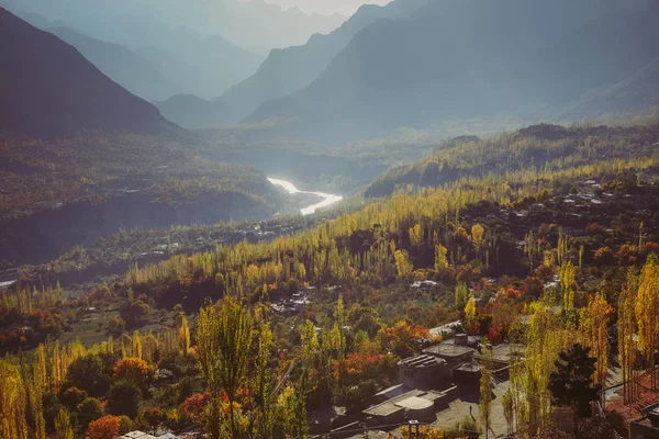 秋の色とりどりの紅葉 フンザナガー渓谷のカラコラム山脈に対する森林と川の自然の背景 ギルギット バルティスタン パキスタン — ストック写真