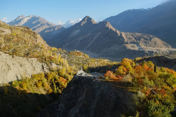背景にカラコラム山脈に対するフンザナガル渓谷の空中自然景観図 パキスタン北部ギルギット バルティスタンの秋の季節 — ストック写真