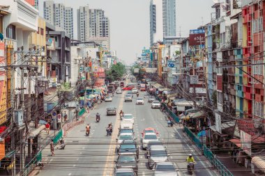 Bangkok, Tayland. 30 Eylül 2019: Soi Udomsuk 'ta yol kenarındaki yerel ticari binalar ve trafik.