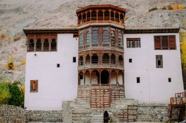Ghanche 'deki ünlü turistik bölge olan sonbaharda antik Khaplu kale sarayının ön cephesi ve ana girişi. Gilgit Baltistan, Pakistan.