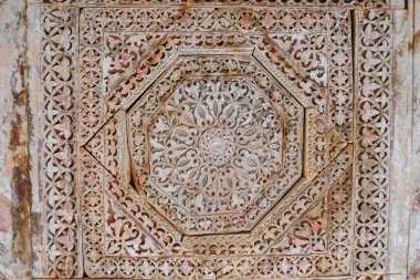 Pakistan, Gilgit Baltistan 'da oyulmuş antika güzel desenli eski ahşap oyma.