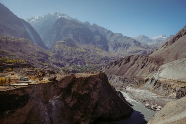 Karakoram otoyolu boyunca Karakoram dağ sırasındaki güzel vadi. Kuzey Pakistan, Gilgit Baltistan 'daki manzara manzarası.