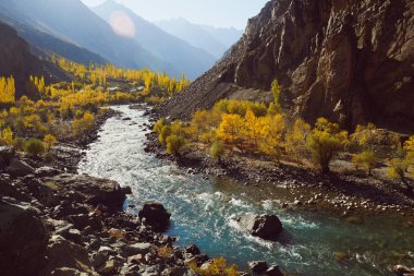 Hindu Kush dağ sırasındaki vadi boyunca akan kıvrımlı nehrin güzel doğa manzarası. Gupis Ghizer, Gilgit Baltistan, Pakistan 'da sonbahar sezonu.