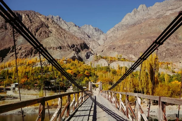 Puente Colgante Madera Conduce Aldea Khalti Colorida Vista Del Paisaje — Foto de Stock