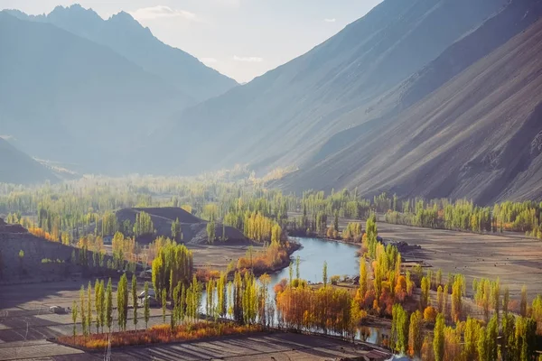 Phander Vadisi 'ndeki küçük bir köyün huzurlu ve sakin doğa manzarası Hindu Kush sıradağlarına karşı, Ghizer. Gilgit Baltistan, Pakistan 'da sonbahar sezonu.