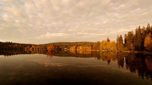 Frühherbst Auf Dem Kladska Mit Bunten Bäumen Und Teich — Stockvideo