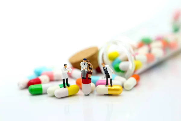 Miniaturowe Osób Lekarza Pacjenta Stoisko Narkotyków Tabletki Kapsułki Pojęcie Zdrowie — Zdjęcie stockowe