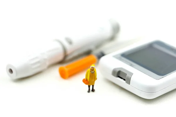 ミニチュアの人々 医者とブドウ糖メーター糖尿病患者のテスト測定テープ 糖尿病 健康的なライフ スタイルと栄養の概念と注射器 — ストック写真