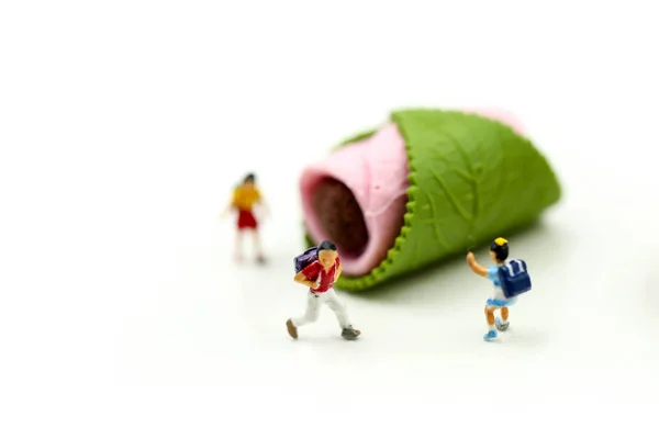 Miniaturmenschen Schüler Und Kinder Mit Desserts Spaß Und Essenskonzept — Stockfoto