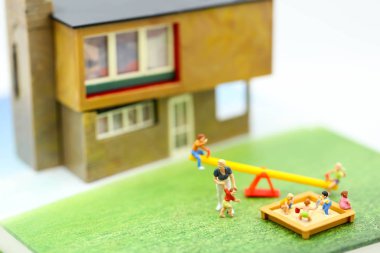 Minyatür insanlar: aile ve çocuk evi adım aile günü kavramı için kullanma.