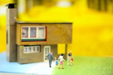 Minyatür insanlar: aile ve çocuk evi adım aile günü kavramı için kullanma.