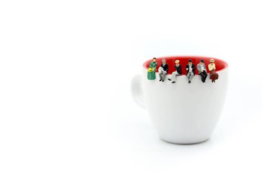 Minyatür insanlar: Kızılderili gün kavramı için fincan kullanarak üzerinde oturan insanlar.