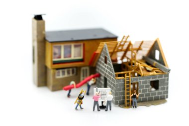 Minyatür insanlar: insanlar ve inşaat ile ev, Dünya Mimarlık günü çizim üzerinde Mimarlık Mühendislik.