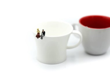 Minyatür insanlar: Kızılderili gün kavramı için fincan kullanarak üzerinde oturan insanlar.