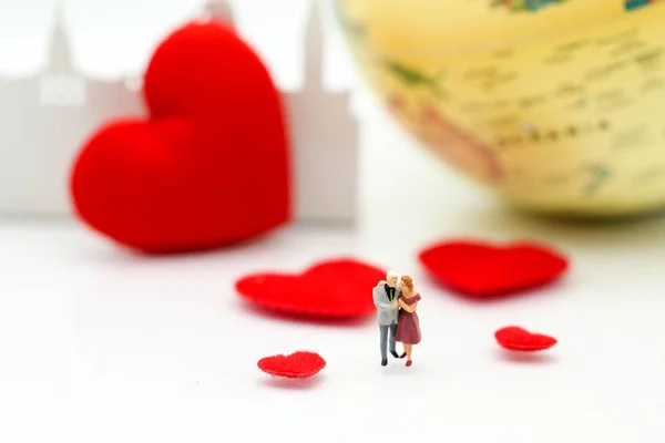 Miniatűr Emberek Pár Szerelmes Szív Segítségével Nap Barátja Fogalmának — Stock Fotó