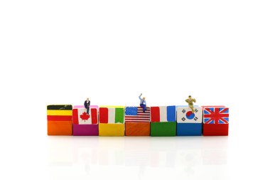 Minyatür insanlar: Birleşmiş Milletler günü kavramı için uluslararası bayrağını kullanarak ile iş adamı.