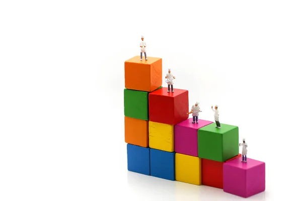 Minyatür insanlar: şef ve arkadaş kavramı Uluslararası Şef gün kullanarak renk oyuncak bloklu.