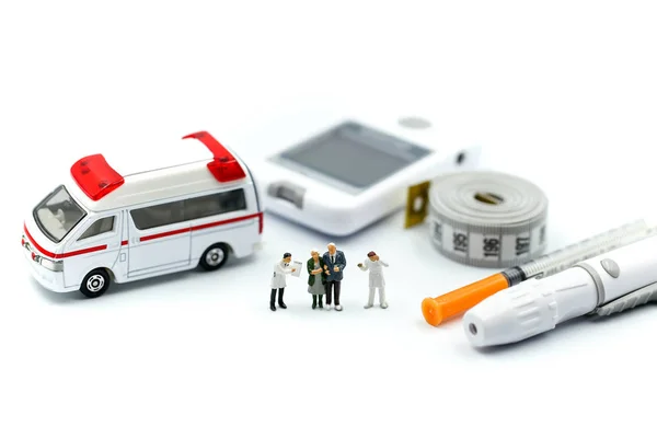 Pessoas Miniatura Médico Paciente Com Medidor Glicose Teste Diabetes Seringa — Fotografia de Stock