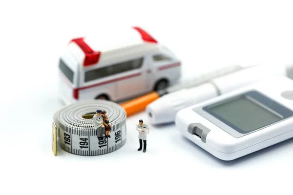 Pessoas Miniatura Médico Paciente Com Medidor Glicose Teste Diabetes Seringa — Fotografia de Stock