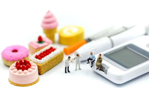 Personas Miniatura Médico Paciente Con Prueba Diabetes Medidor Glucosa Jeringa — Foto de Stock