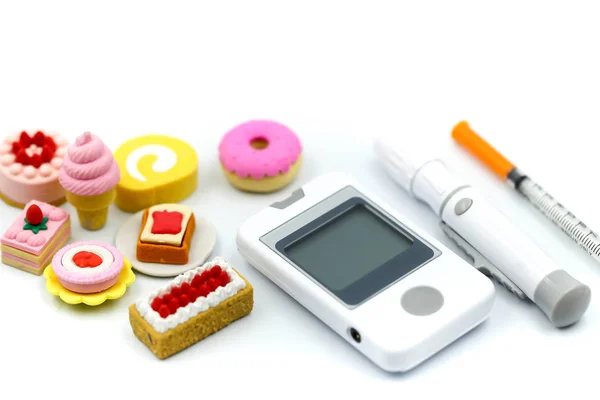 血糖メーター糖尿病検査と測定テープ 糖尿病 健康的なライフ スタイルと栄養の概念と注射器 — ストック写真