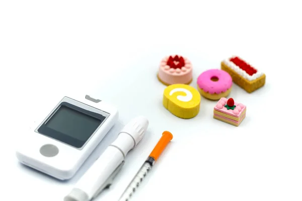 血糖メーター糖尿病検査と測定テープ 糖尿病 健康的なライフ スタイルと栄養の概念と注射器 — ストック写真