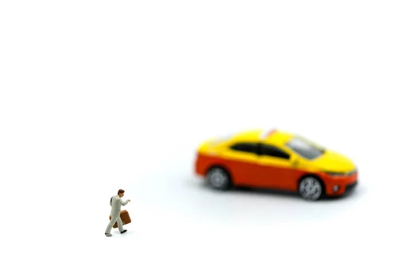 Pessoas Miniatura Homem Negócios Viajante Mochila Chamando Táxi Conceito Viagem — Fotografia de Stock
