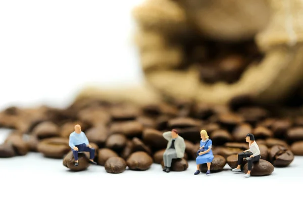 Miniature People People Sitting Roasted Coffee Beans Using Concept Cappuccino — Stock Photo, Image