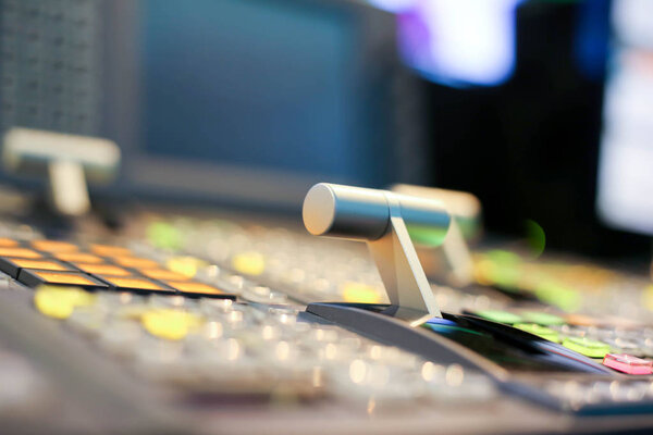 Кнопки переключателя в студии ТВ станции, аудио и видео производства переключатель телевизионного вещания
.