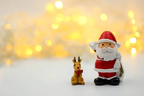 Mutlu Noeller ve mutlu yıllar Minyatür İnsanlar: Noel Baba bebeğiyle çocuklar ve ren geyikleri beyaz arka planda izole edilmiş, Noel festivalinde.