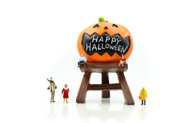 Minyatür insanlar: çocuklar için kavramını kullanarak Halloween karakterler süslemeleri ile parti Cadılar Bayramı tatil kavramı.
