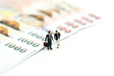 Minyatür insanlar: işadamı para ile ayakta, mali kavramı ve daha fazlasını satın güç.