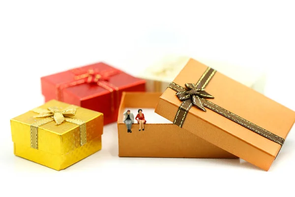微型人 情侣的爱与圣诞礼品盒使用的节日贺卡的概念 — 图库照片