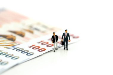 Minyatür insanlar: işadamı para ile ayakta, mali kavramı ve daha fazlasını satın güç.