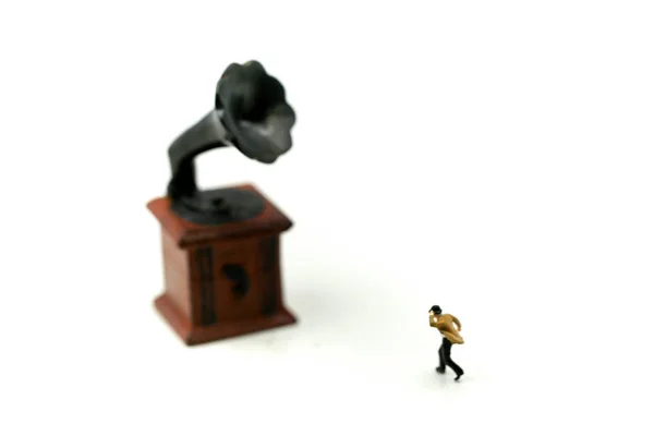 Miniature People Businessman Old Record Players Old Gramophone White Backgrond — стоковое фото