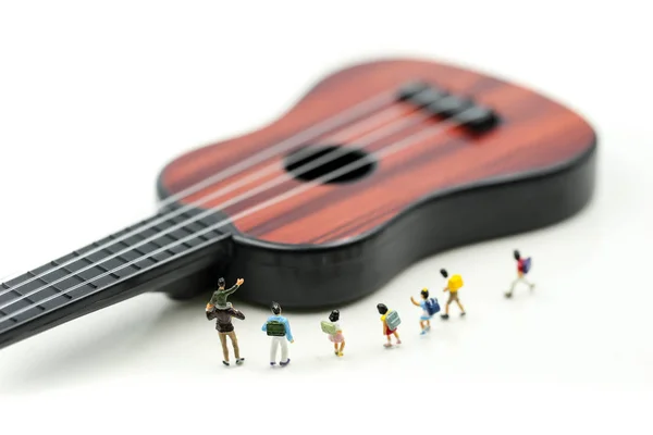Miniaturowe Osób Dzieci Uczniów Gitara Akustyczna Czas Odpoczynku Lub Muzyka — Zdjęcie stockowe