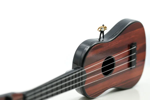 Pessoas Miniatura Empresário Guitarra Acústica Tempo Relaxar Música Relaxar Conceito — Fotografia de Stock