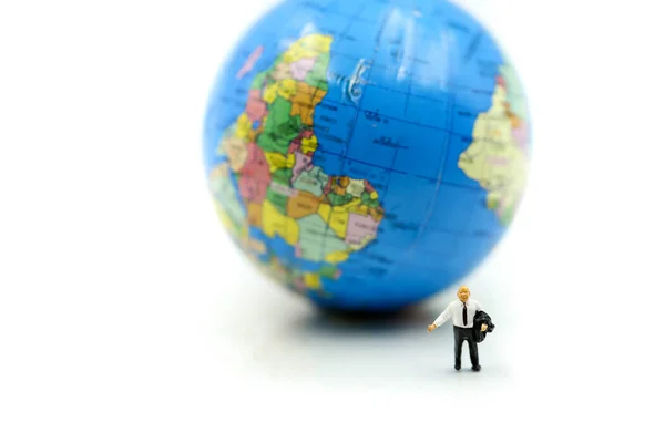 Miniaturowe Osób Biznesmen Stojąc Globalnym Świecie Mapę Balon Sukces Firmy — Zdjęcie stockowe