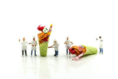 Minyatür insanlar: şef ile nane ve çilek, kiraz dondurma dekorasyon, snack